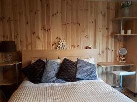 Spacious Garden Guest Suite with private in-suite，位于伦敦的酒店