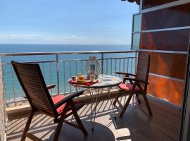 Apartamento con vistas al mar primera linea de playa del Postiguet，位于阿利坎特的带泳池的酒店