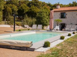 Gîte "La Grange" 5 personnes proche du Puy du Fou avec piscine，位于Mortagne-sur-Sèvre的带停车场的酒店