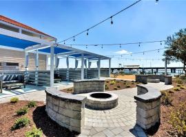 Bay Breeze Compass Suite (1 bed/1 bath condo with cabanas, fire pits, and pier)，位于Willoughby Beach的酒店