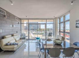 Beautiful Sunny 3 bedrooms in font of the beach，位于特拉维夫的酒店
