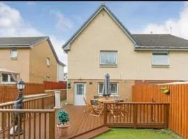 Silverburn new house with free parking and nice garden