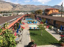 Sahara Courtyard Inn & Suites Osoyoos，位于奥索尤斯的酒店