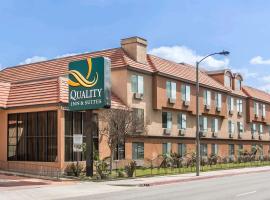 Quality Inn & Suites Bell Gardens-Los Angeles，位于贝尔花园的带停车场的酒店