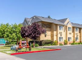 Quality Inn & Suites，位于圣罗莎的酒店