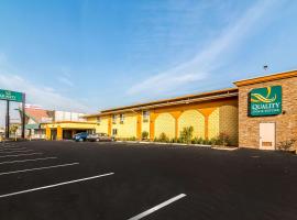 Quality Inn & Suites near Downtown Bakersfield，位于贝克斯菲尔德美铁贝克斯菲尔德站附近的酒店