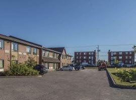 七岛港康福特茵酒店，位于七岛市的带停车场的酒店