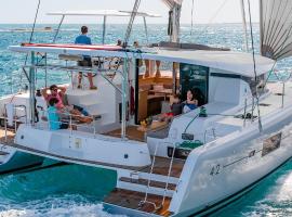 Luxury Catamaran Lagoon 42, AC & GN，位于斯普利特的船屋