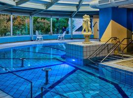 巴利福戈纳德留科尔布温泉酒店，位于Vallfogona de Riucorb的带泳池的酒店