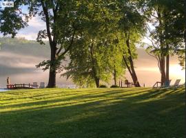 The Elms Waterfront Cottages，位于Lake Luzerne的度假园