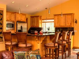 5-Star Luxury Tahoe Cabin! Great Location! Pool Table!Darts! Poker! Ping Pong! Games!，位于南太浩湖的度假短租房