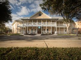 Gruene River Hotel & Retreat，位于新布朗费尔斯的酒店
