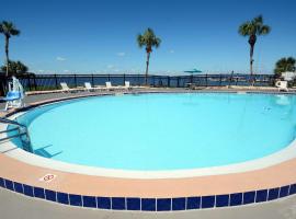Quality Inn & Suites on the Bay near Pensacola Beach，位于微风湾海湾微风购物中心附近的酒店