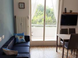 Spazioso alloggio nel centro di Albisola Superiore，位于上阿尔比索拉的公寓