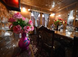 Goona palace houseboats，位于斯利那加的船屋