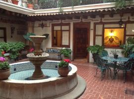 Hotel Los Escudos，位于帕茨库卡罗的酒店
