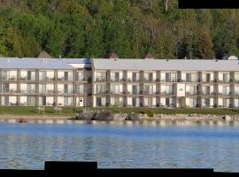 AmericInn by Wyndham Saint Ignace Lakefront，位于圣伊尼亚斯的酒店