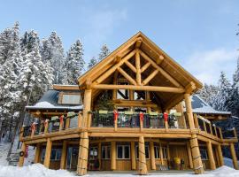 Golden Acres Mountain Lodge，位于戈尔登的旅馆