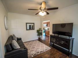 Hays St Cozy Remodeled 2BR/2BA house sleeps 8，位于圣安东尼奥的酒店