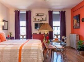 Fabulous Fully Furnished Studio Minutes From Times Square!，位于纽约Morningside Playground附近的酒店