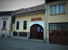 Petőfi Motel，位于Cristuru Secuiesc的公寓式酒店