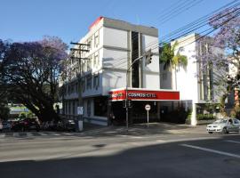考斯莫斯酒店，位于南卡希亚斯Sao Pelegrino's Church附近的酒店