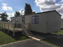 2 and 3 Bedroom caravans with Hot Tubs at tattershall，位于塔特舍尔的露营地