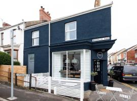 Beautiful Two Bed Mumbles Flat - with parking space，位于马伯斯的度假屋