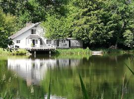 La maison du lac，位于Cul-des-Sarts的山林小屋