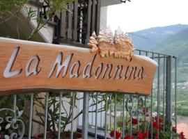 La Madonnina，位于Villa di Tirano的带停车场的酒店