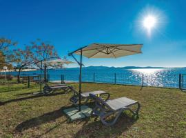 Villa Amfora - First row by the sea，位于比比涅的酒店