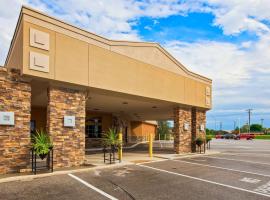 Crossroads Hotel & Event Center，位于道奇堡的酒店