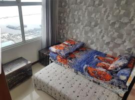 4 Bed Condo Sleeping by The Sea，位于雅加达的酒店