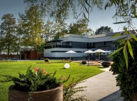 Donautica Hotel & Restaurant，位于Fadd-Dombori的酒店