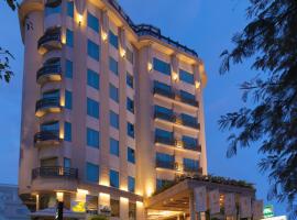 班格洛金翅雀酒店，位于班加罗尔甘地纳格尔区的酒店