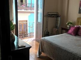 The Balconies Studio, The Marilyn Suite & The Crystal Apartment at Casa of Essence in Old San Juan，位于圣胡安San Cristobal Castle附近的酒店