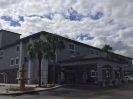 Days Inn & Suites by Wyndham Bonita Springs North Naples，位于博尼塔斯普林斯的酒店