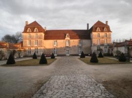 德克拉祖城堡住宿加早餐和乡间别墅酒店，位于Champagne-et-Fontaine的乡间豪华旅馆