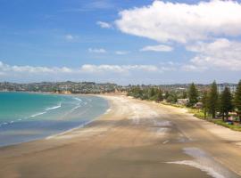 Orewa Kiwi Cabins，位于奥雷瓦的海滩短租房