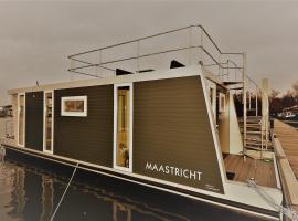 Cozy floating boatlodge "Maastricht".，位于马斯特里赫特的别墅