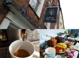 Ty Glyndwr Bunkhouse, Bar and cafe，位于卡纳芬的酒店