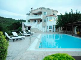 Bella Villa，位于Vagia的带按摩浴缸的酒店