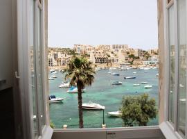 Blue Harbour 3 bedroom seafront apartment with large yard on the promenade - by Getawaysmalta，位于圣保罗湾城的酒店