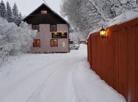 Vargheden B&B och trädgård，位于马隆的酒店