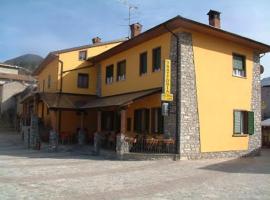 Albergo Bar del Pino，位于Casanova di Destra 的酒店