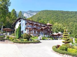 HOTEL RISTORANTE SCOIATTOLO，位于Sporminore的酒店