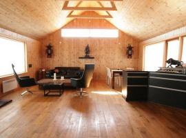 Glass House with Private River & 360° Views，位于Arnarstapi的酒店