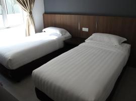 HOTEL SUKARAMAI，位于Kampung Gurun的带停车场的酒店