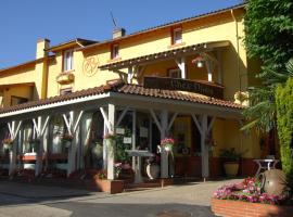 Logis Hôtel Restaurant Chez Nous，位于Sainte-Croix的带停车场的酒店