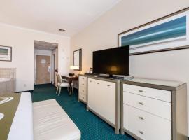 Quality Inn & Suites Conference Center，位于温特黑文Winter Haven's Gilbert Airport - GIF附近的酒店